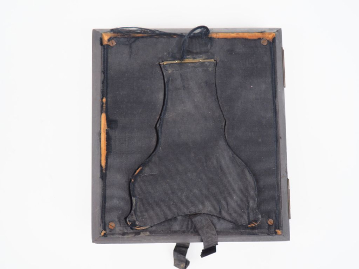 PRÉCIEUX SOUVENIR HISTORIQUE DU PRINCE IMPÉRIAL. Ensemble de deux enca