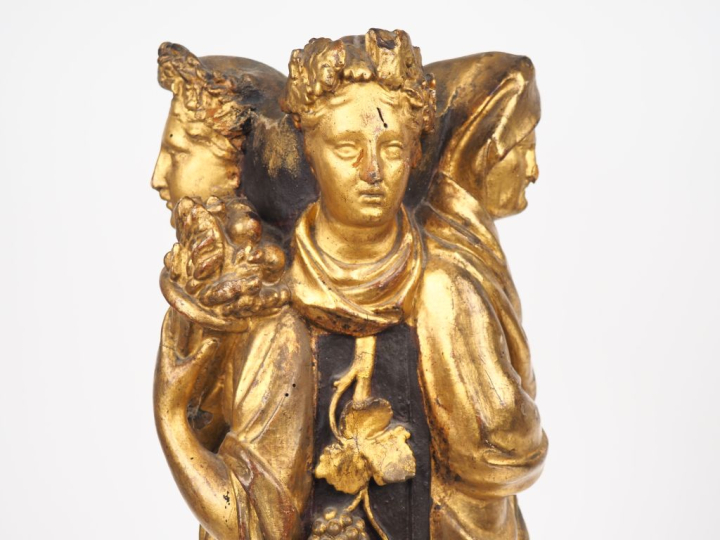 Sculpture en bois noirci et doré à décor de quatre gaines figurant les