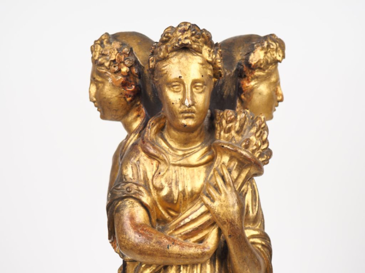 Sculpture en bois noirci et doré à décor de quatre gaines figurant les