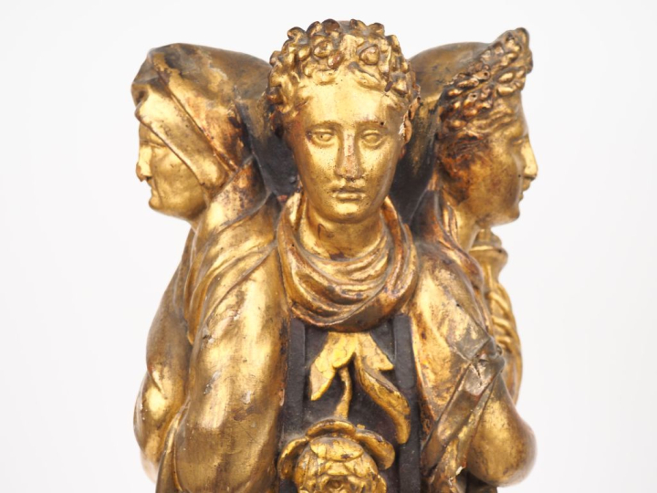 Sculpture en bois noirci et doré à décor de quatre gaines figurant les