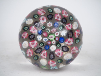 Vente aux enchères Boule d'escalier fin XIXème en cristal, mille fleurs. H. boule : 17 cm