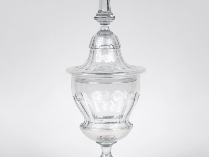 Grand pot couvert en cristal 1900, pied balustre. H. 47 cm