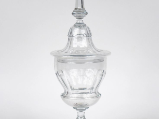 Vente aux enchères Grand pot couvert en cristal 1900, pied balustre. H. 47 cm