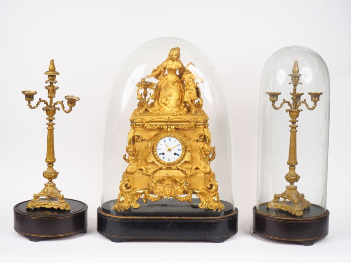 Pendule Restauration en bronze doré, à décor de style Troubadour repré