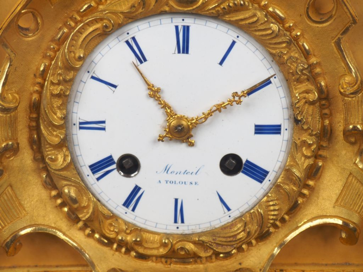 Pendule Restauration en bronze doré, à décor de style Troubadour repré