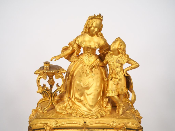 Pendule Restauration en bronze doré, à décor de style Troubadour repré