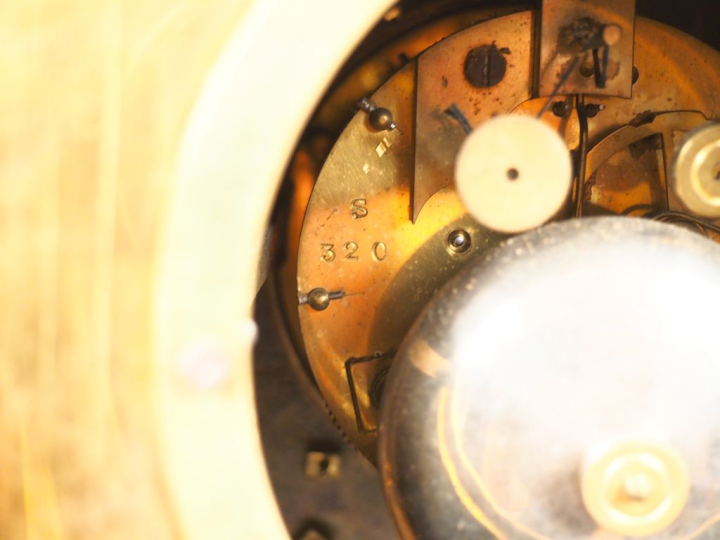 Pendule Restauration en bronze doré, à décor de style Troubadour repré