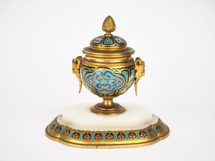 Barbedienne (attribué à) Encrier Napoléon III en bronze doré et émaux 