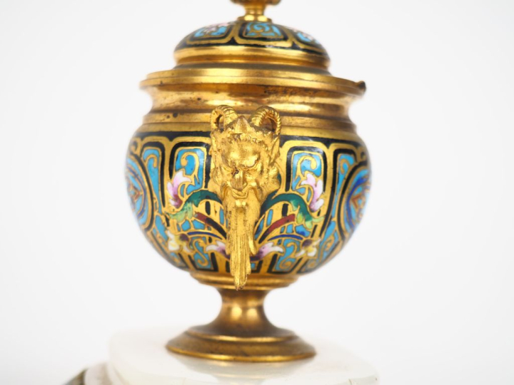 Barbedienne (attribué à) Encrier Napoléon III en bronze doré et émaux 