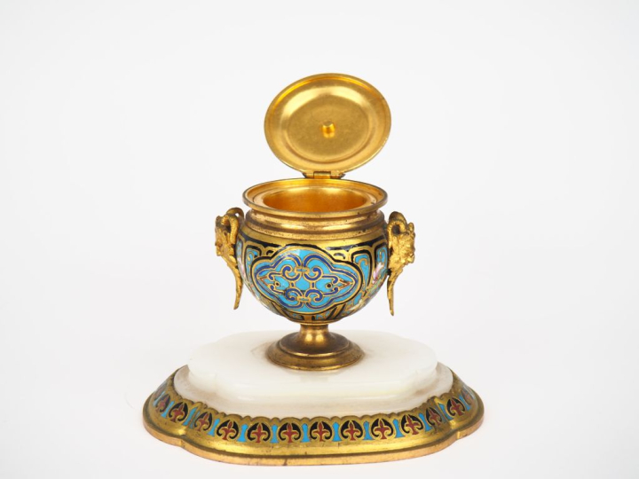 Barbedienne (attribué à) Encrier Napoléon III en bronze doré et émaux 