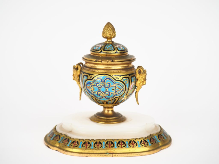 Barbedienne (attribué à) Encrier Napoléon III en bronze doré et émaux 