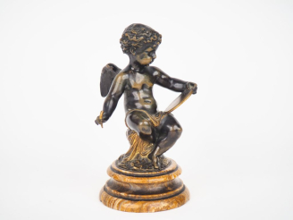 Vente aux enchères KLEY.  "amour" Sculpture en bronze patiné et doré, sur un socle en ony