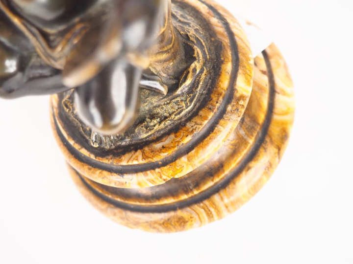 KLEY.  "amour" Sculpture en bronze patiné et doré, sur un socle en ony