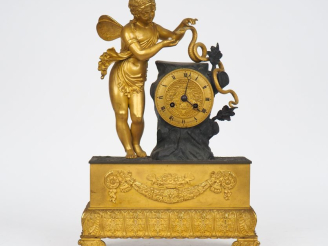 Vente aux enchères Pendule Restauration en bronze patiné et doré, à décor d'amour au serp
