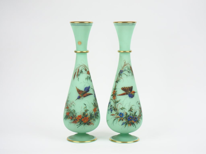 Paire de vases balustres Napoléon III en opaline verte, à décor polych