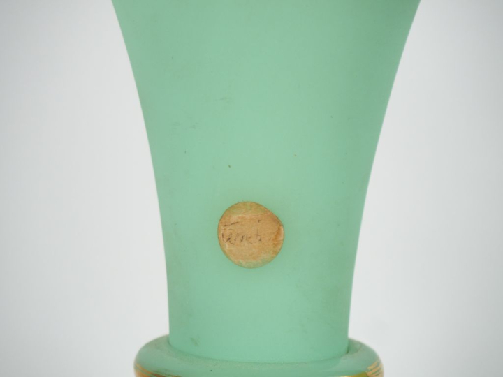 Paire de vases balustres Napoléon III en opaline verte, à décor polych