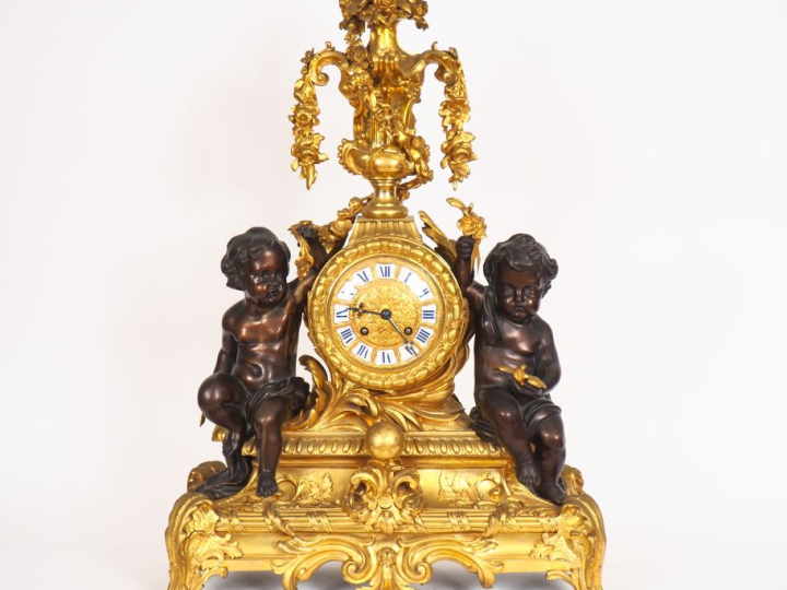 Superbe pendule de cheminée Napoléon III en bronze patiné et doré, à d