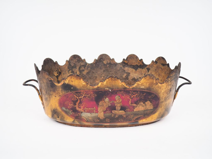 Verrière Louis XV en tôle laquée polychrome à décor de chinoiseries. D