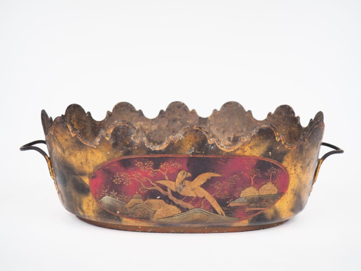 Verrière Louis XV en tôle laquée polychrome à décor de chinoiseries. D