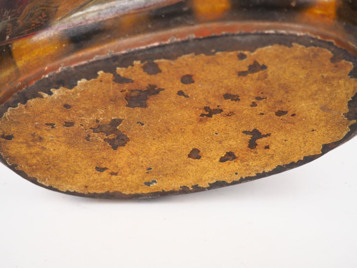 Verrière Louis XV en tôle laquée polychrome à décor de chinoiseries. D