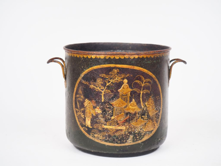 Rafraichissoir XVIIIème en tôle laquée à décor dans des réserves de ch