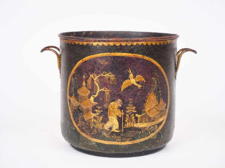 Rafraichissoir XVIIIème en tôle laquée à décor dans des réserves de ch