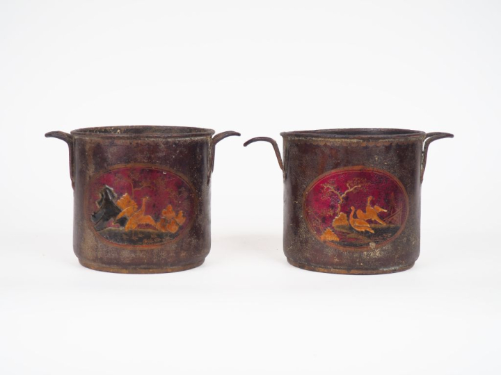 Paire de rafraichissoirs XVIIIème en tôle laquée polychrome à décor da