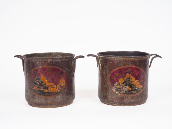 Paire de rafraichissoirs XVIIIème en tôle laquée polychrome à décor da