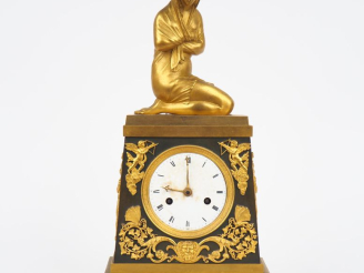 Vente aux enchères Pendule borne Empire en bronze à patine verte et dorée représentant un