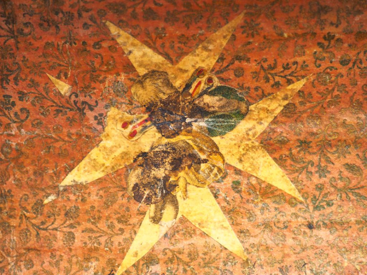 Coffret fin XVIIIème en Arte Pomavera à décor de personnages dans un p