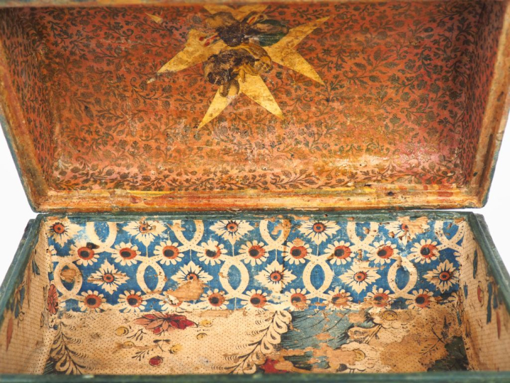 Coffret fin XVIIIème en Arte Pomavera à décor de personnages dans un p