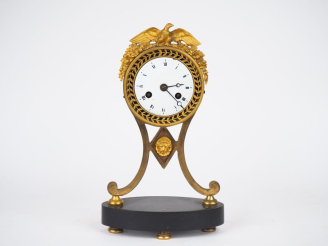 Vente aux enchères Pendulette Empire en bronze,  cadran émaillé entouré d'une frise de fe