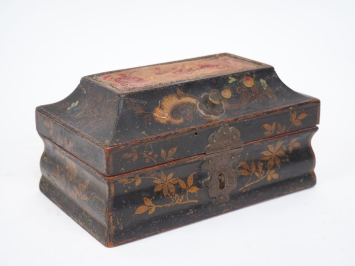 Boite à couture XIXème en bois laqué noir et doré à décor de rocailles
