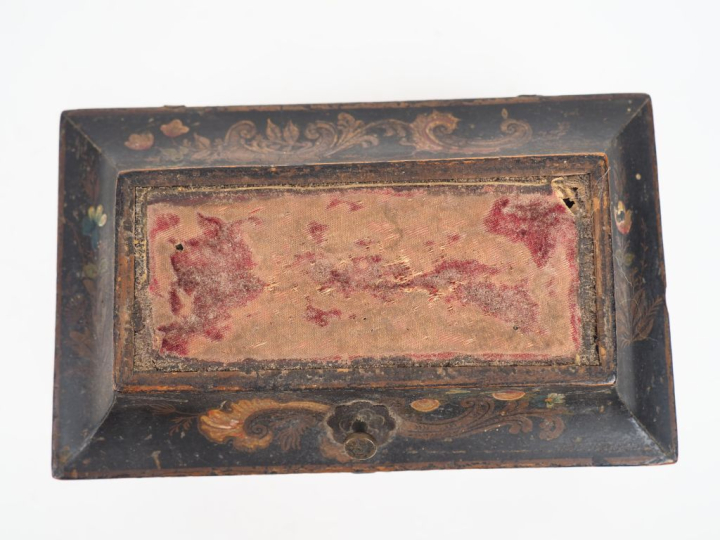 Boite à couture XIXème en bois laqué noir et doré à décor de rocailles