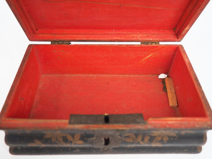 Boite à couture XIXème en bois laqué noir et doré à décor de rocailles