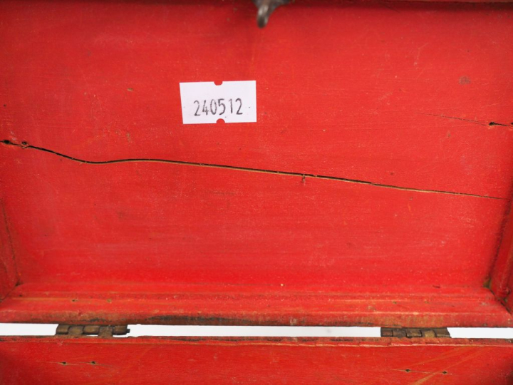 Boite à couture XIXème en bois laqué noir et doré à décor de rocailles