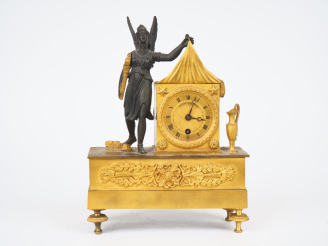 Vente aux enchères Pendule d'alcove début XIXème en bronze patiné ét doré, décor de femme