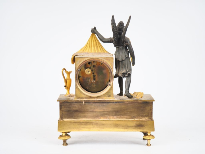 Pendule d'alcove début XIXème en bronze patiné ét doré, décor de femme