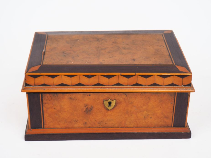 Coffret Empire en marqueterie de bois clairs et foncés, à décor de mot