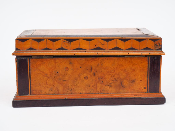 Coffret Empire en marqueterie de bois clairs et foncés, à décor de mot