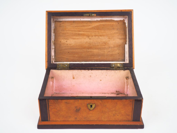 Coffret Empire en marqueterie de bois clairs et foncés, à décor de mot