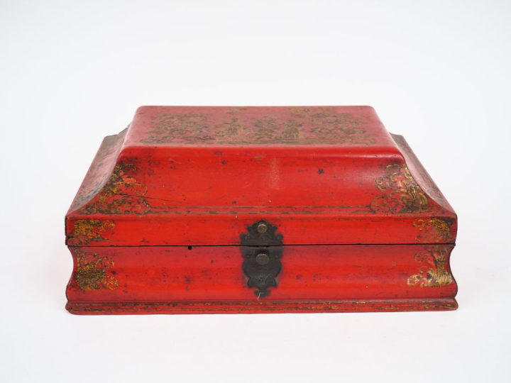 Boite à perruque XVIIIème à décor de chinoiseries dorées sur fond roug