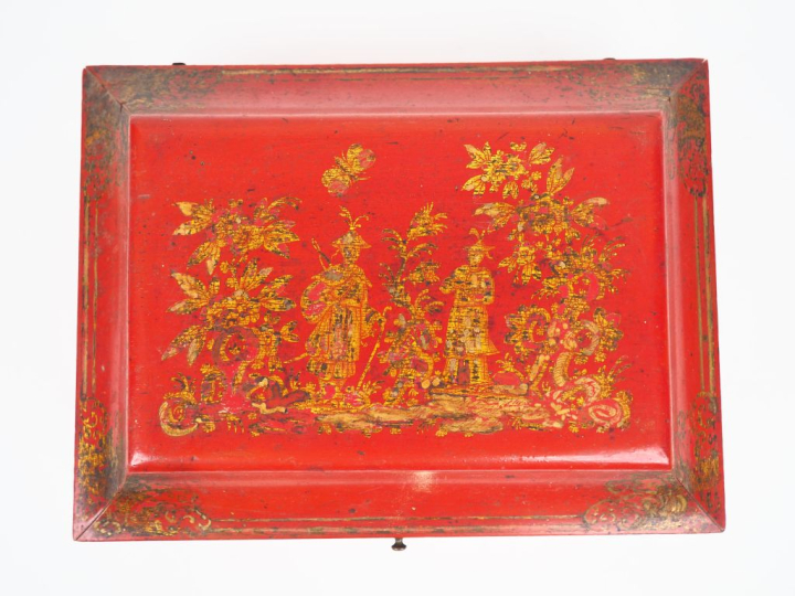 Boite à perruque XVIIIème à décor de chinoiseries dorées sur fond roug