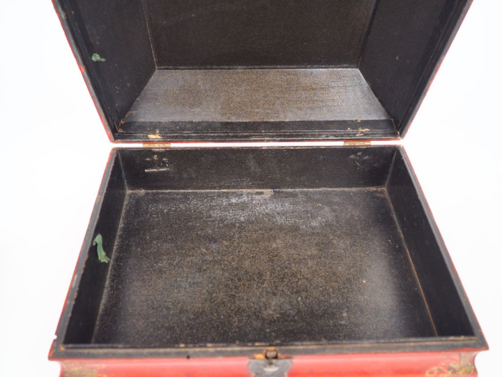 Boite à perruque XVIIIème à décor de chinoiseries dorées sur fond roug