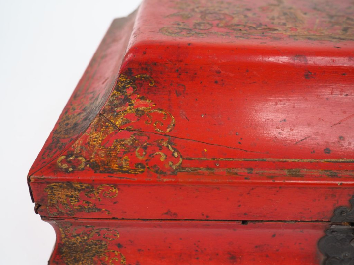 Boite à perruque XVIIIème à décor de chinoiseries dorées sur fond roug