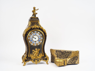 Vente aux enchères Cartel Louis XV en marqueterie Boulle, écaille brune et laiton, à déco