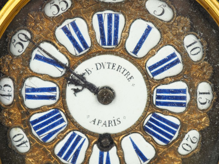 Cartel Louis XV en marqueterie Boulle, écaille brune et laiton, à déco