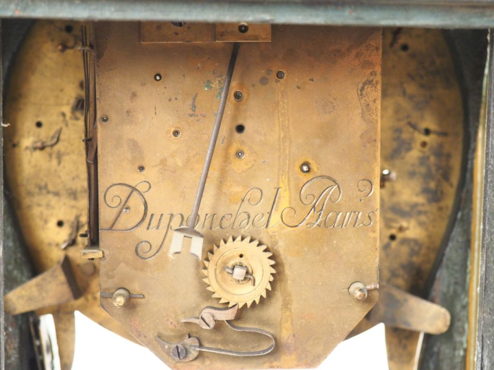 Cartel Louis XV en marqueterie Boulle, écaille brune et laiton, à déco