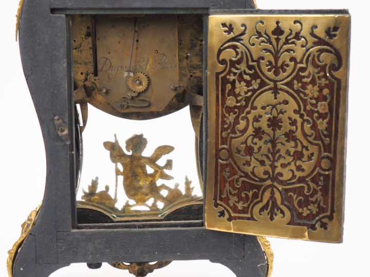 Cartel Louis XV en marqueterie Boulle, écaille brune et laiton, à déco