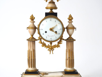 Vente aux enchères Pendule portique Louis XVI en marbre bicolore blanc et noir, à décor d